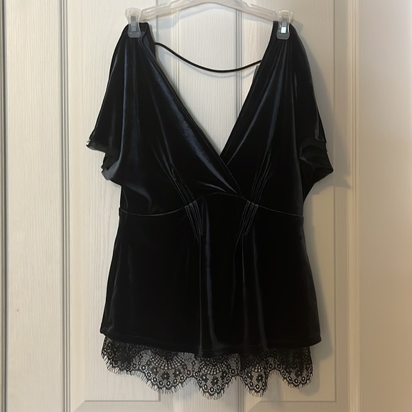 Willow & Clay velvet and lace black v-neck blouse size medium NWT - Picture 2 of 14